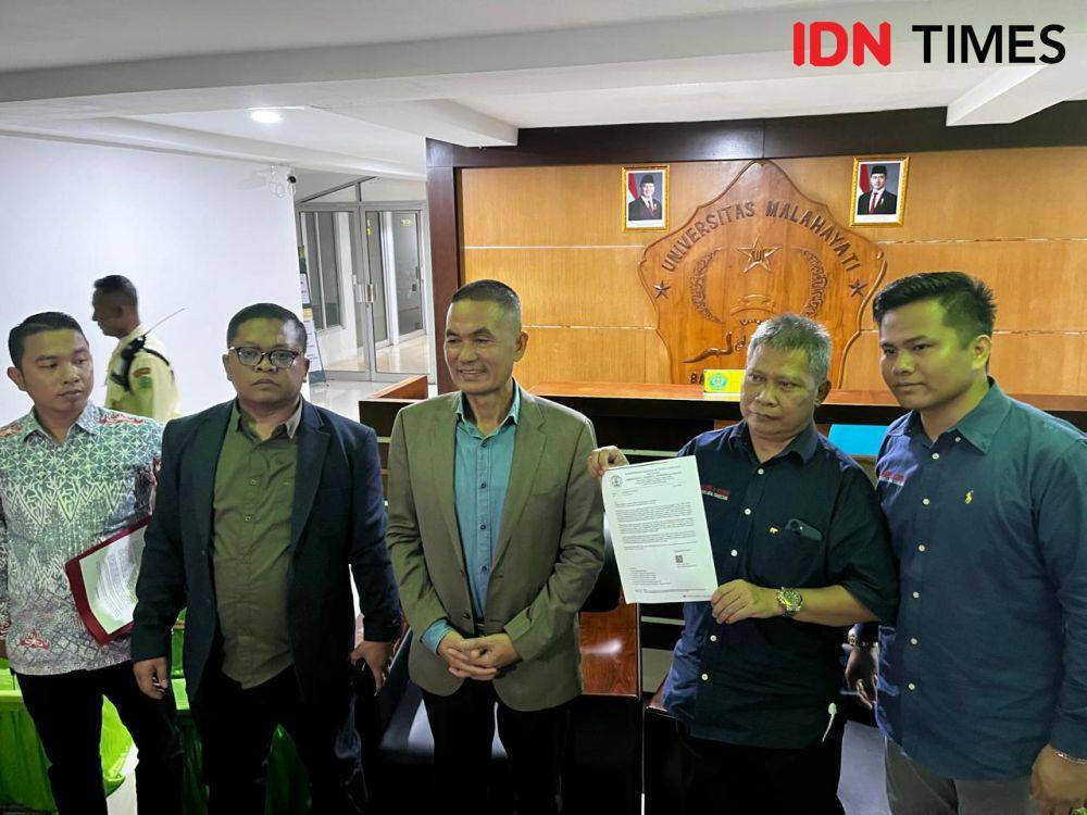 Tim penasihat hukum Muhammad Kadafi menggelar konferensi pers di Rektorat Universitas Malahayati. (IDN Times/Tama Yudha Wiguna).