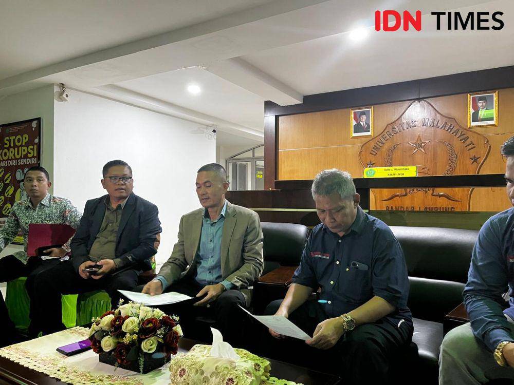 Tim penasihat hukum Muhammad Kadafi menggelar konferensi pers di Rektorat Universitas Malahayati. (IDN Times/Tama Yudha Wiguna).
