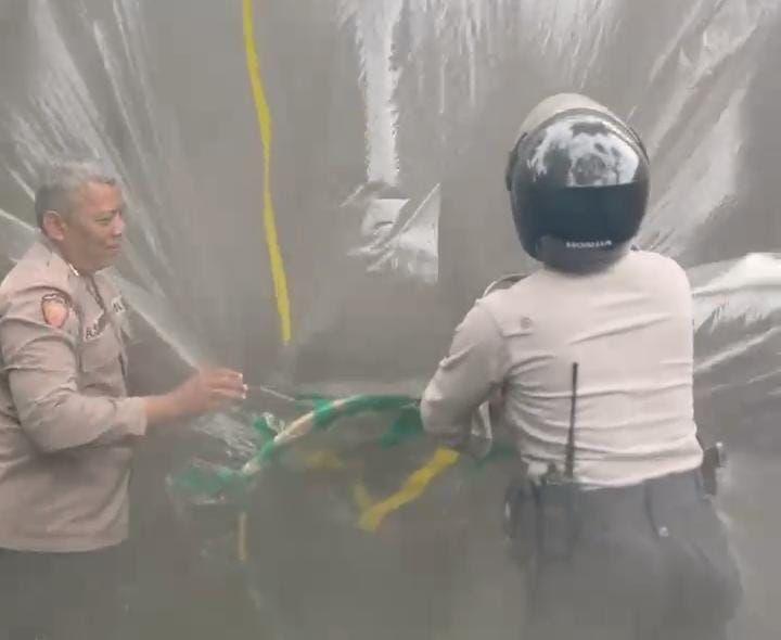 Polisi kembali amankan balon udara berisi petasan jatuh. IDN Times/ Istimewa.