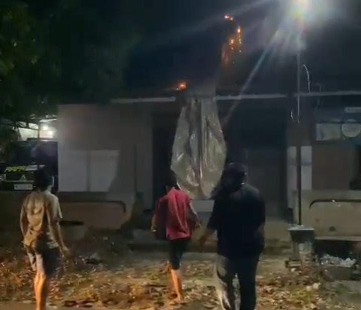 Tangkapan layar vidio amatir sebuah balon raksasa jatuh di pekarangan rumah warga di Desa Karangwaluh, Kecamatan Sampung. IDN Times/ Istimewa.