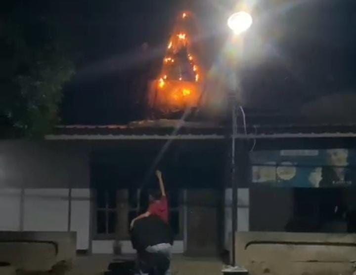 Tangkapan layar vidio amatir sebuah balon raksasa jatuh di pekarangan rumah warga di Desa Karangwaluh, Kecamatan Sampung. IDN Times/ Istimewa.