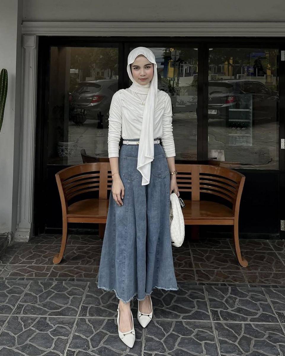 potret ide OOTD kasual nuansa putih dan denim ala Elvina Zahra (instagram.com/elvvinazhra)