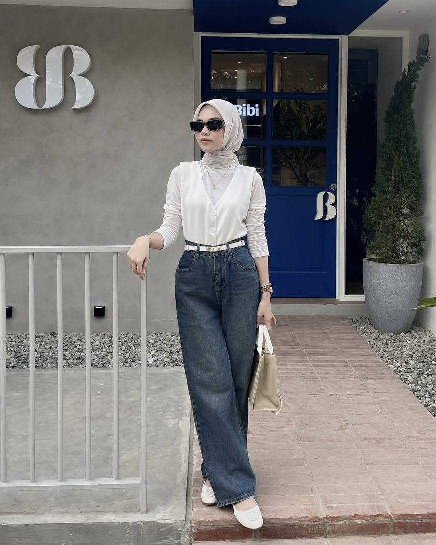potret ide OOTD kasual nuansa putih dan denim ala Elvina Zahra (instagram.com/elvvinazhra)