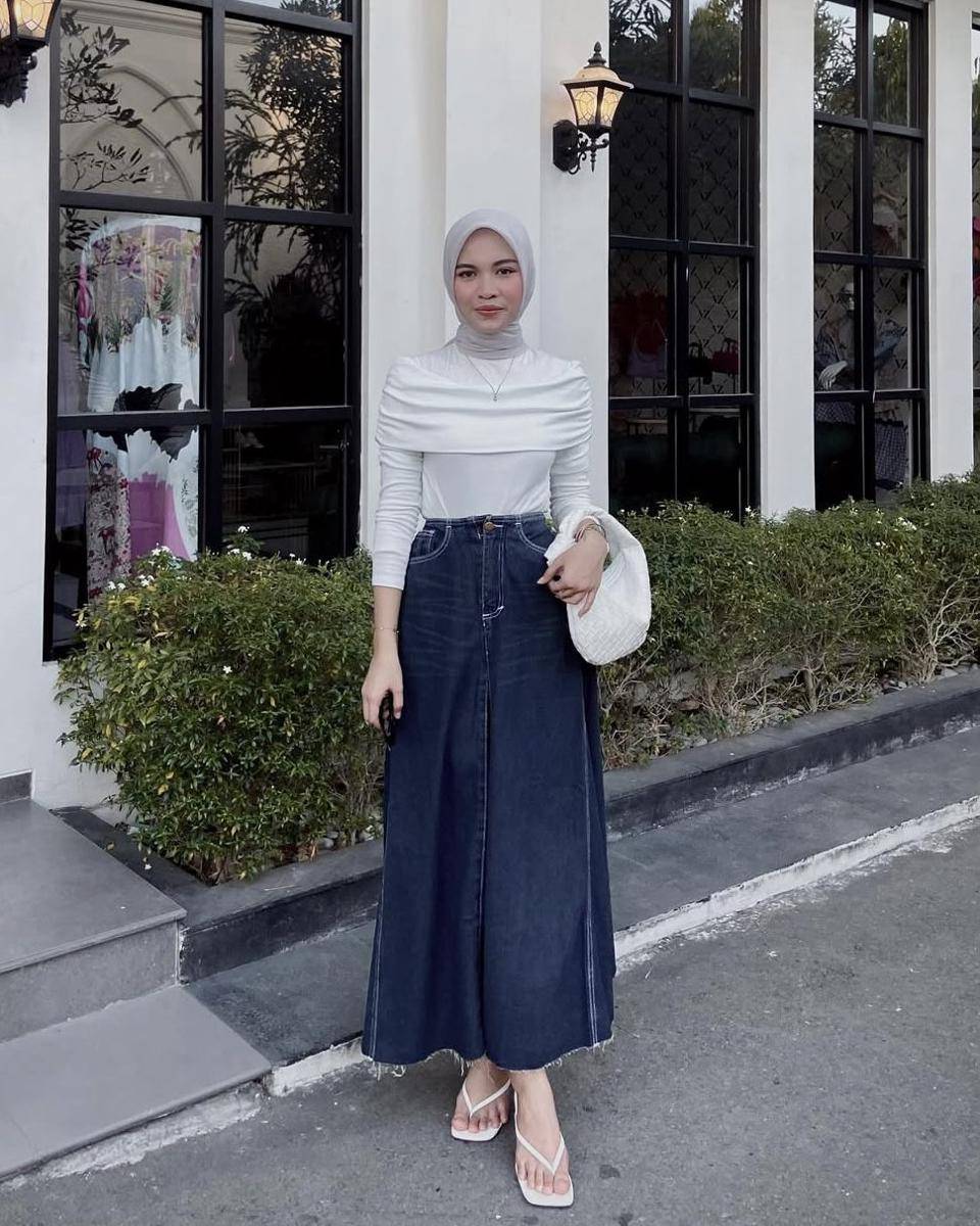 potret ide OOTD kasual nuansa putih dan denim ala Elvina Zahra (instagram.com/elvvinazhra)