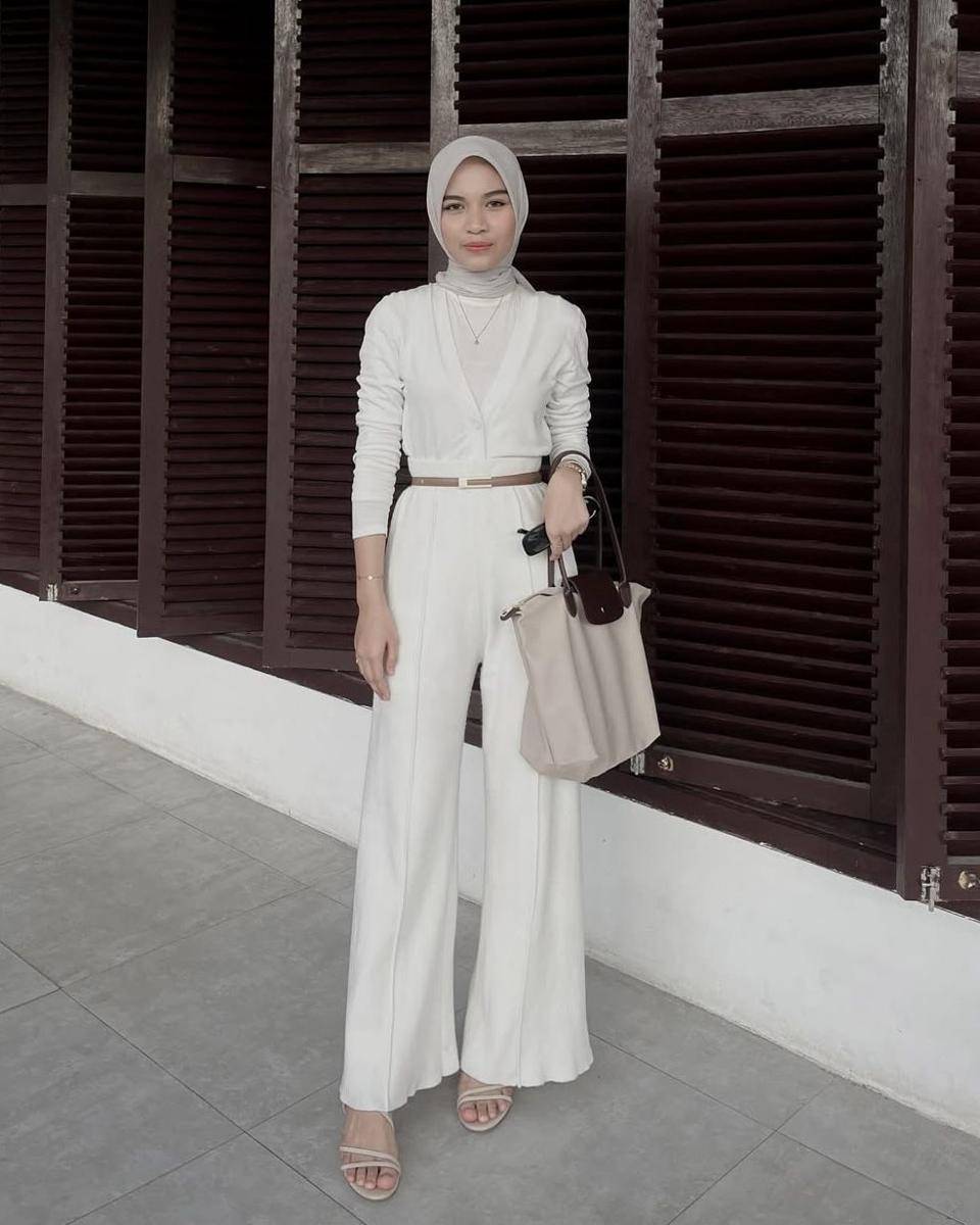 potret ide OOTD kasual nuansa putih dan denim ala Elvina Zahra (instagram.com/elvvinazhra)