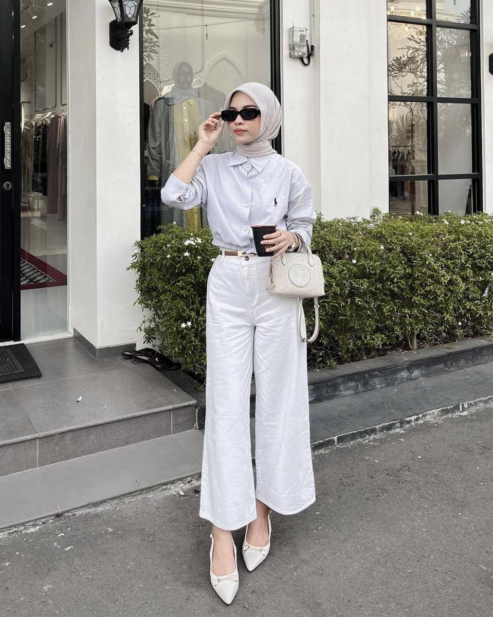 potret ide OOTD kasual nuansa putih dan denim ala Elvina Zahra (instagram.com/elvvinazhra)