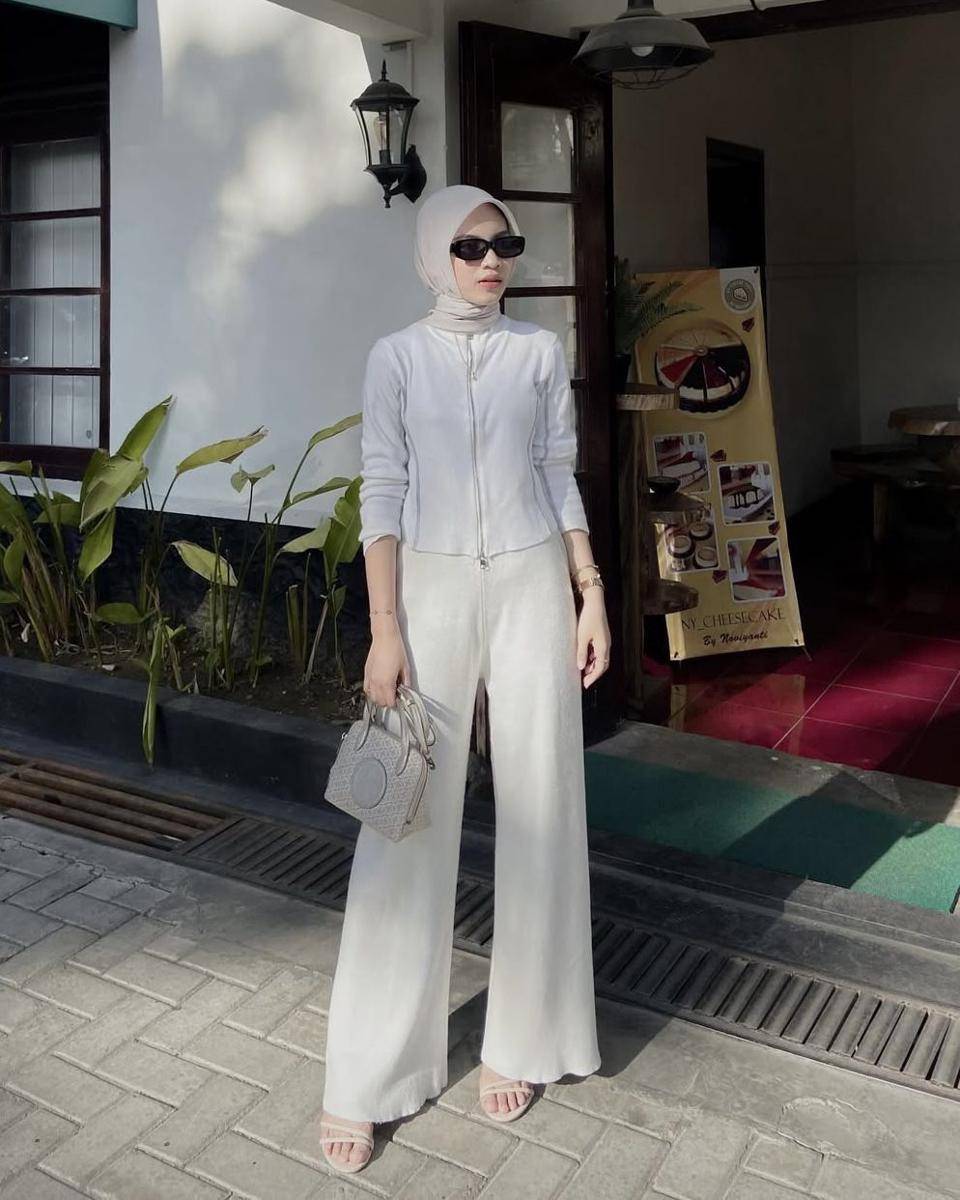 potret ide OOTD kasual nuansa putih dan denim ala Elvina Zahra (instagram.com/elvvinazhra)