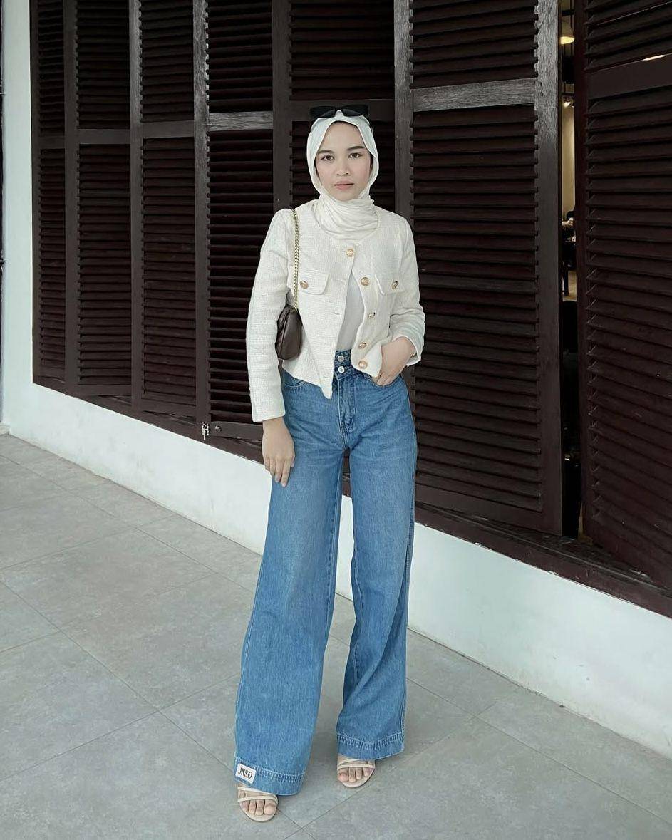 potret ide OOTD kasual nuansa putih dan denim ala Elvina Zahra (instagram.com/elvvinazhra)