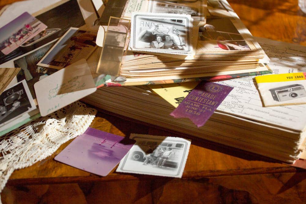 ilustrasi seseorang membuat scrapbook (unsplash.com/Kirk Cameron)