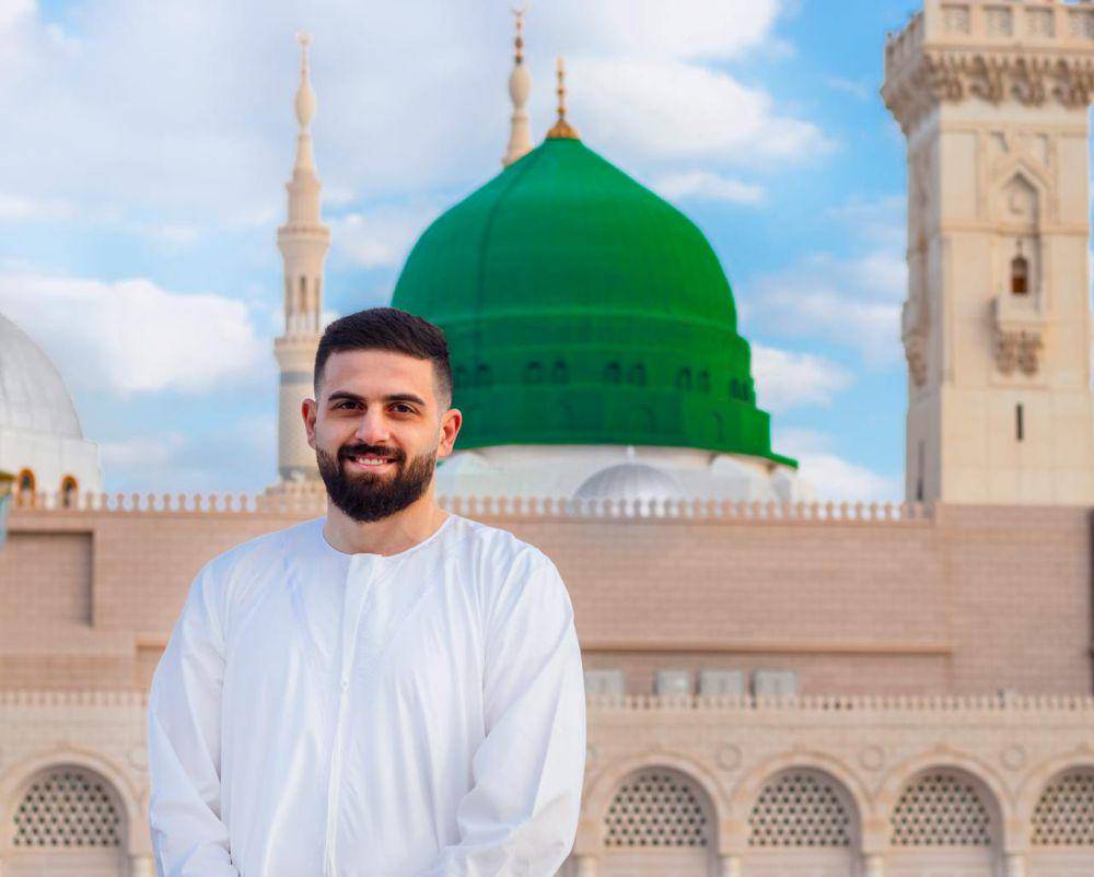 Ilustrasi pria muslim di depan masjid (pexels.com/Ahmed Nashed)