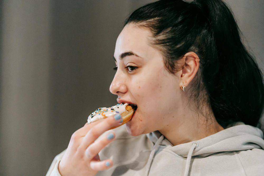 Potret seseorang makan donat 