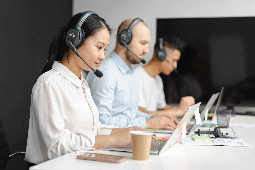 ilustrasi bekerja sebagai customer service (pexels.com/Mikhail Nilov)