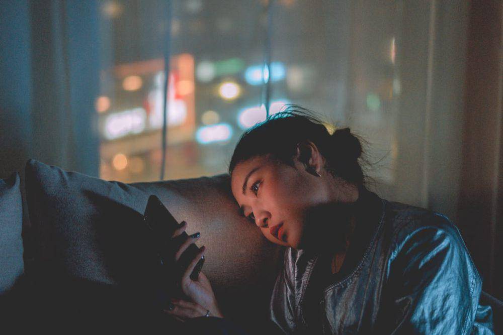 ilustrasi main media sosial sebelum tidur (pexels.com/mikoto.raw Photographer)