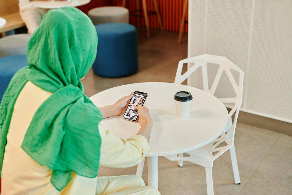 ilustrasi memegang handphone (pexels.com/Edmond Dantès)