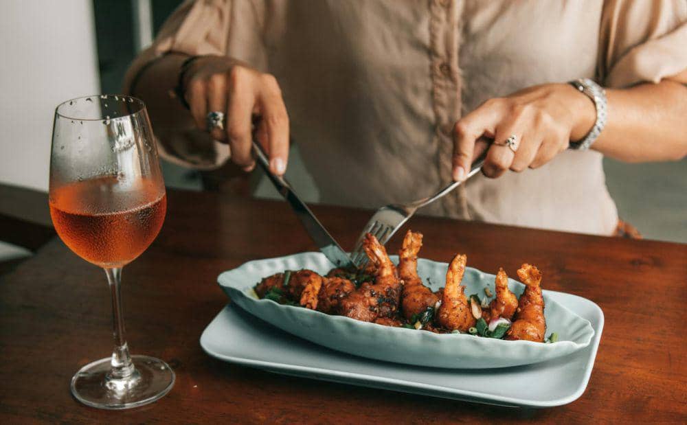 ilustrasi seseorang menambah makan (pexels.com/ROMAN ODINTSOV)