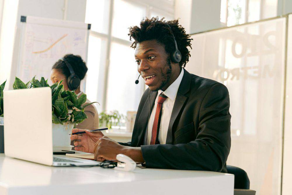 ilustrasi bekerja sebagai customer service (pexels.com/Antoni Shkraba)