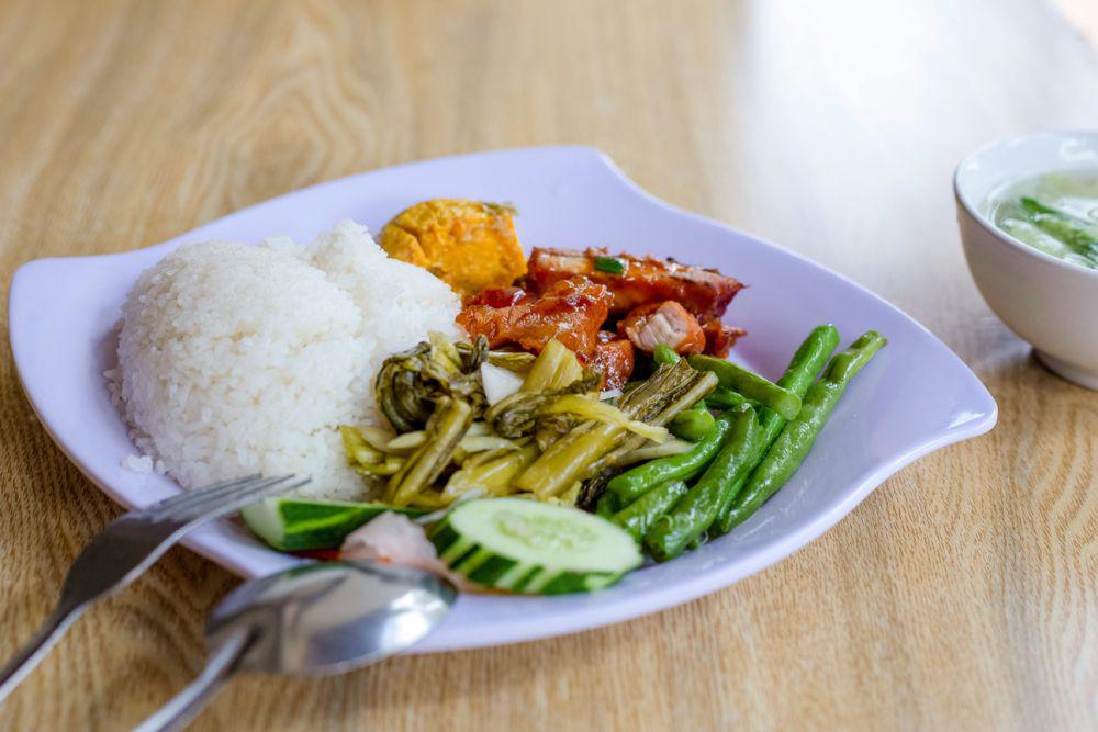 ilustrasi menu sayur yang dinikmati dengan nasi putih dan lauk (pexels.com/Nam Phong Bùi)