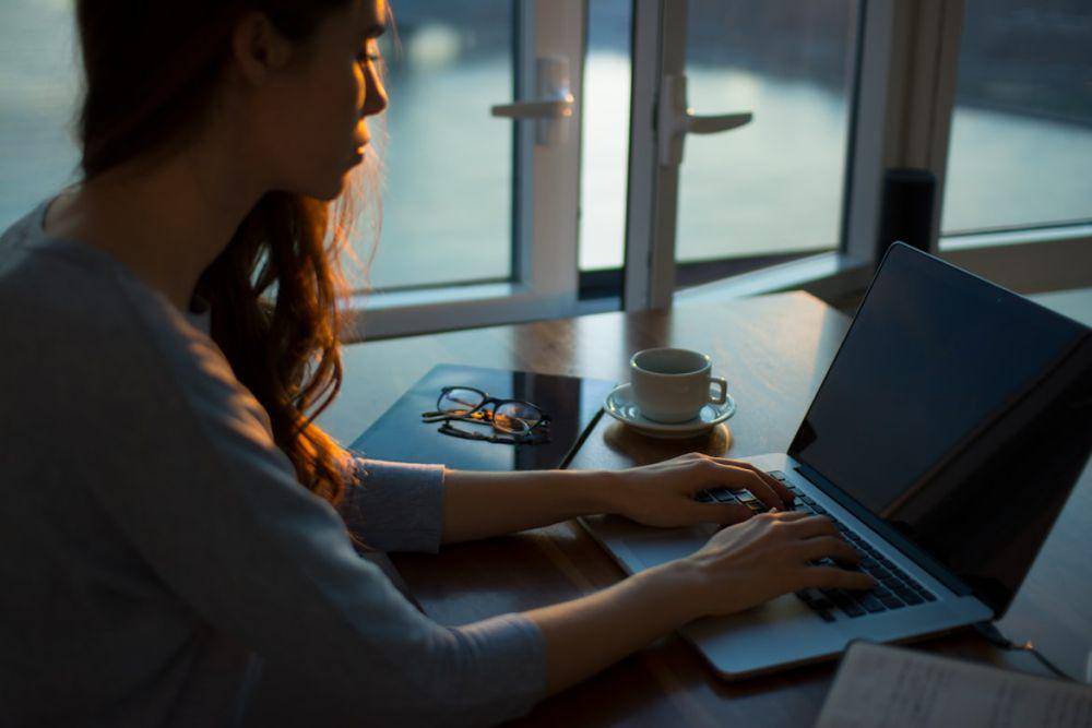 Ilustrasi seorang wanita menggunakan laptop (unsplash.com/Thought Catalog)