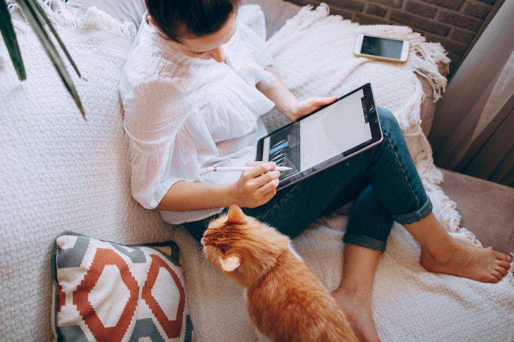 Ilustrasi seorang wanita sedang menggunakan tablet (unsplash.com/Helena Lopes)