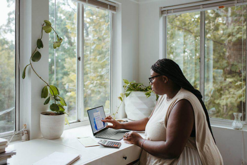 Ilustrasi seorang wanita bekerja di rumah (Unsplash.com/Windows)