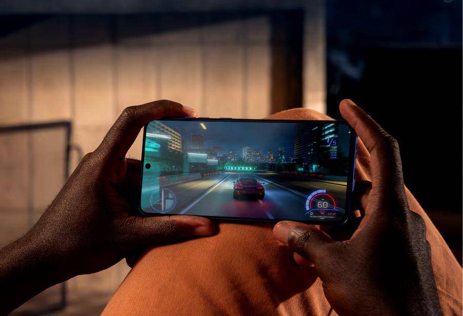 ilustrasi bermain game dengan Motorola Moto G Stylus 2025 (motorola.com)