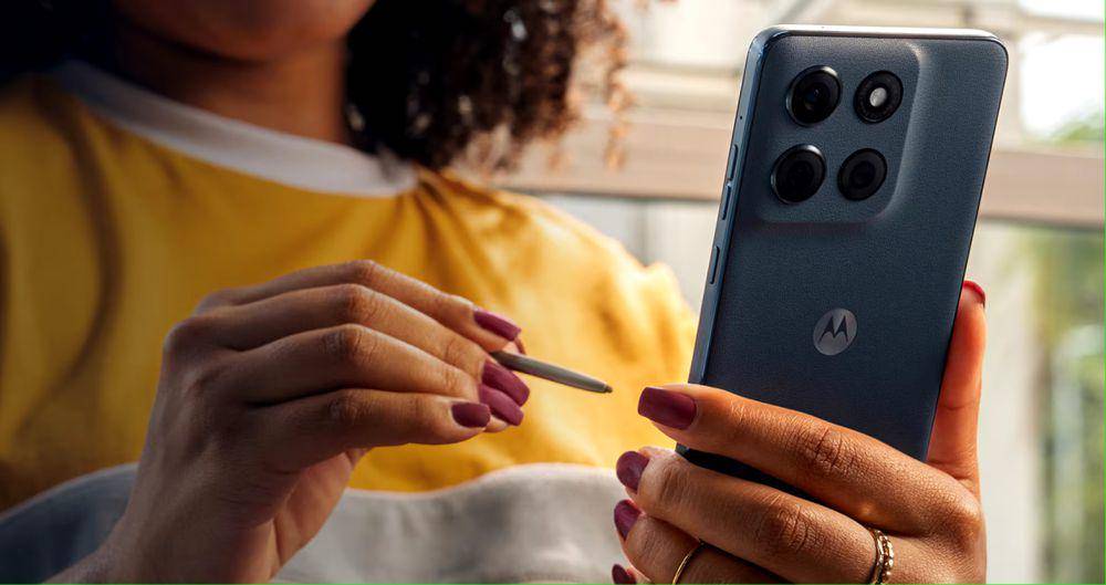 ilustrasi memakai stylus pen di Motorola Moto G Stylus 2025 (motorola.com)