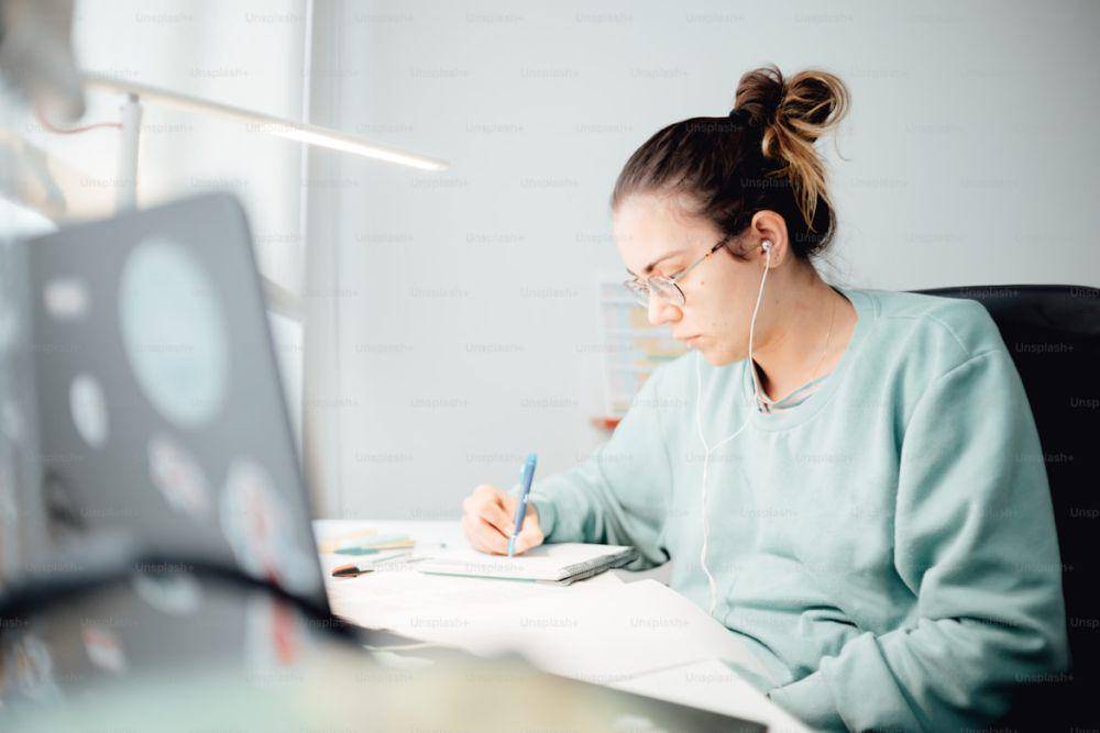Ilustrasi seorang wanita sedang bekerja (unsplash.com/A. C.)