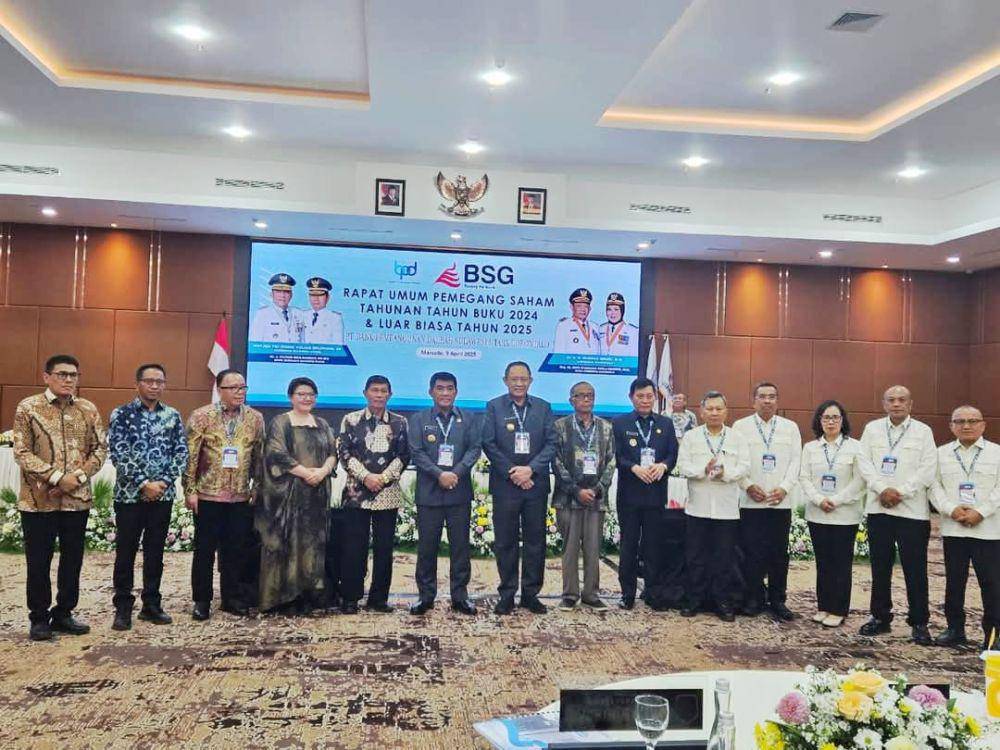 Jajaran Dewan Komisaris dan Direksi Bank SulutGo usai RUPS LB BSG 2025 di Kantor Pusat BSG, Kota Manado, Rabu (9/4/2025). Dok. Pemprov Sulut