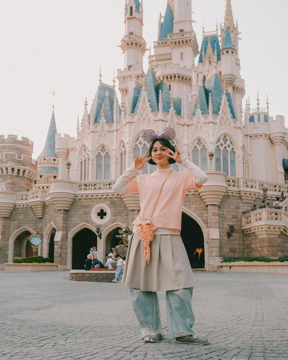 potret Andien Aisyah ke Tokyo Disneyland (instagram.com/andienaisyah)