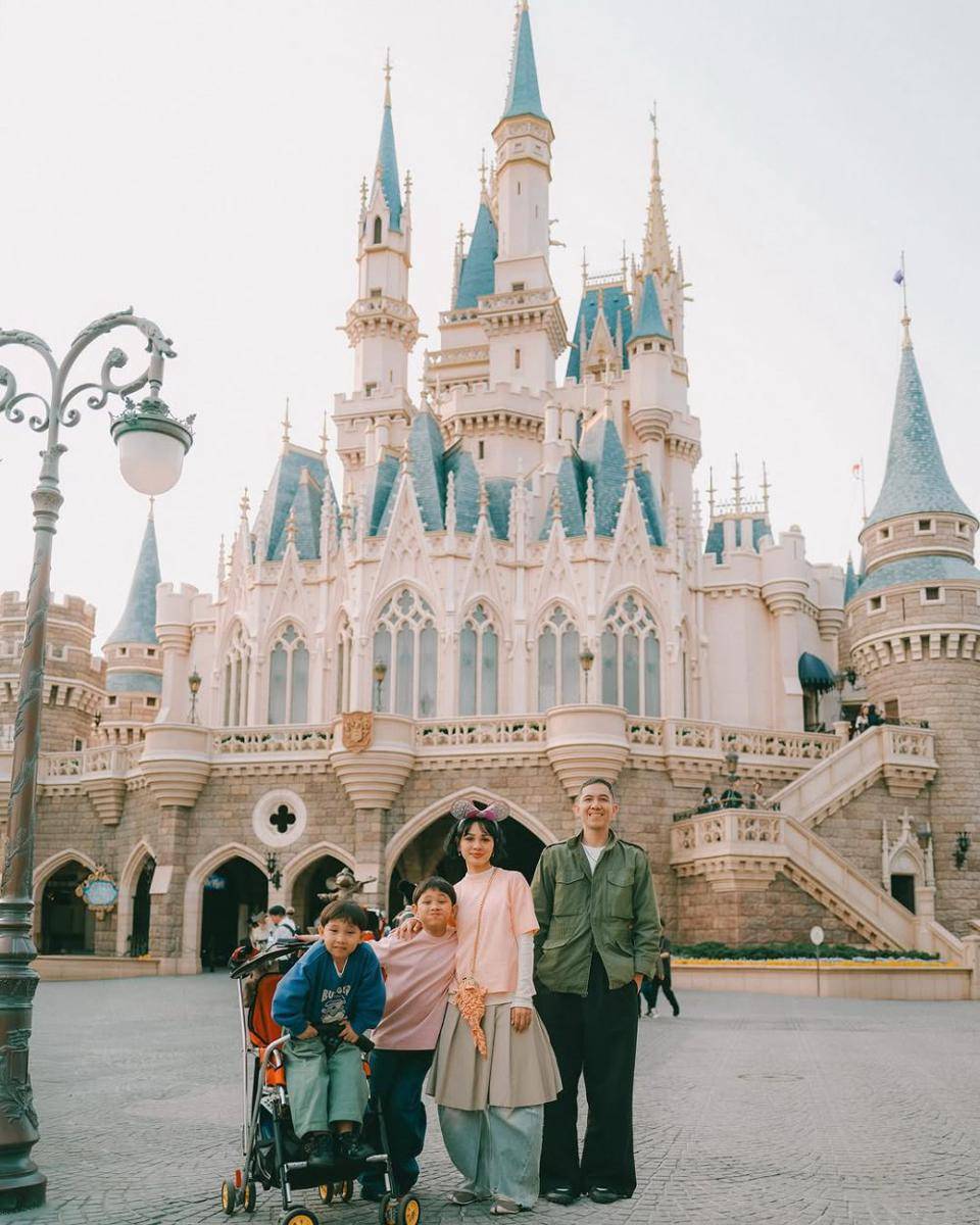 potret keluarga Andien Aisyah ke Tokyo Disneyland (instagram.com/andienaisyah)
