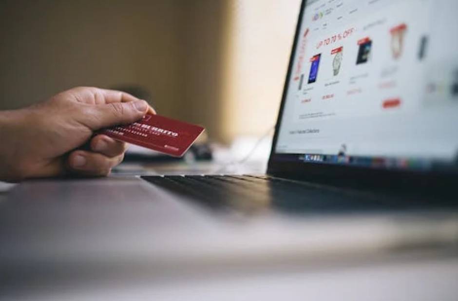ilustrasi e-commerce (pexels.com/@negativespace/)