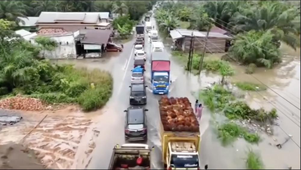 Macet 30 Km Lebih, Jalintim Tungkal Jaya Kian Lumpuh Akibat Banjir