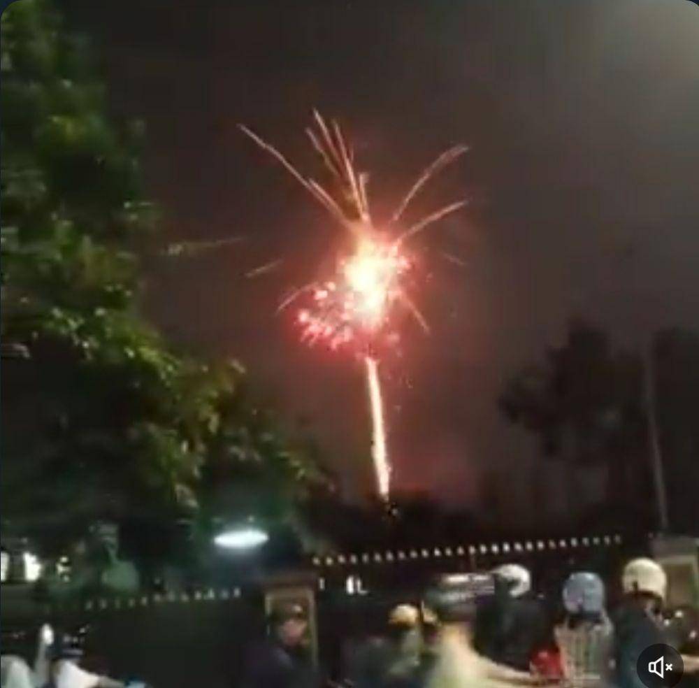 Aksi pesta kembang api di Jalan Katamso-Supratman, Bandung, Jawa Barat pada Selasa malam 8 April 2025. (www.x.com/@rasjawa)