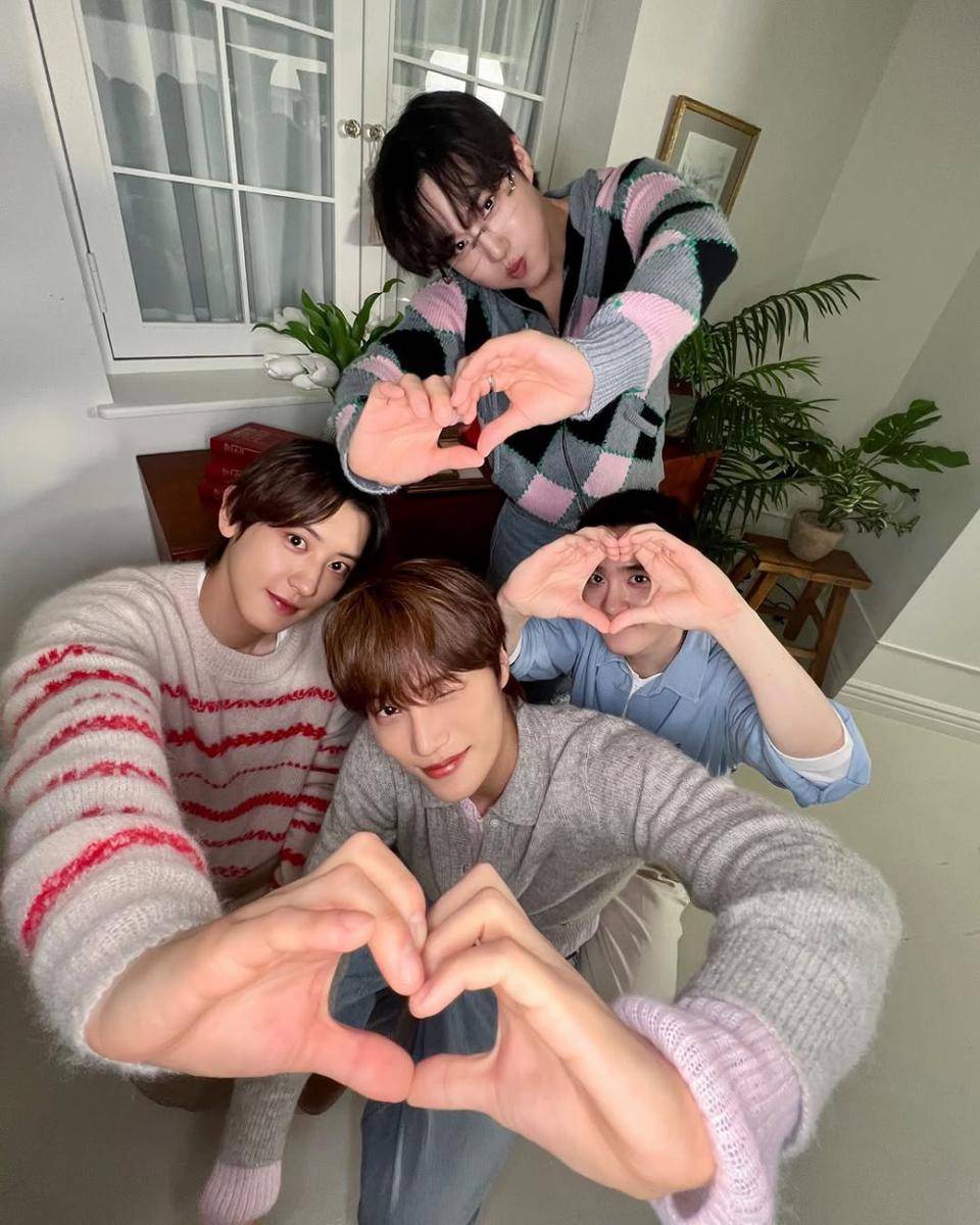 EXO (instagram.com/weareone.exo)