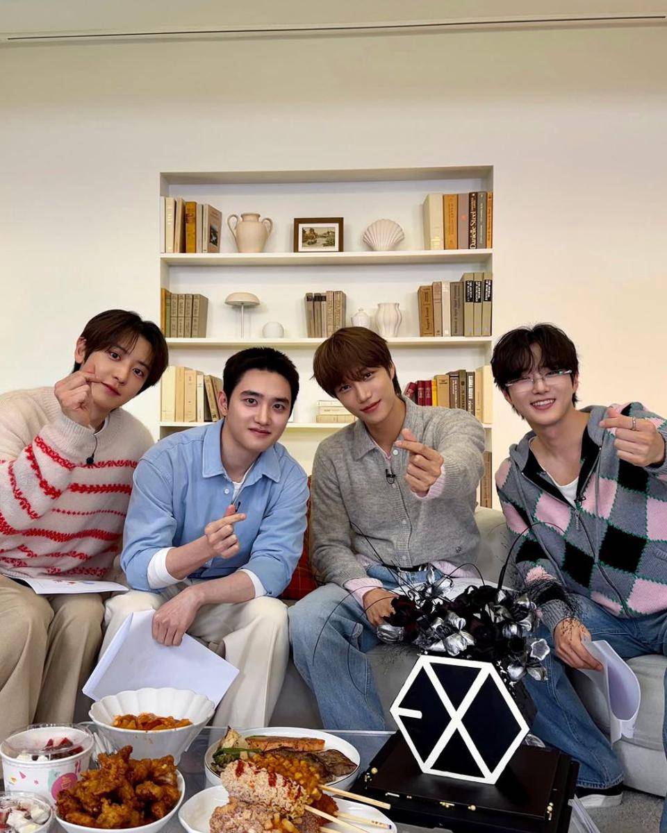 EXO (instagram.com/weareone.exo)