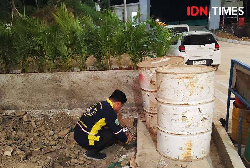 Seorang petugas OIKN memasang perangkap tikus (IDN Times/Ervan)