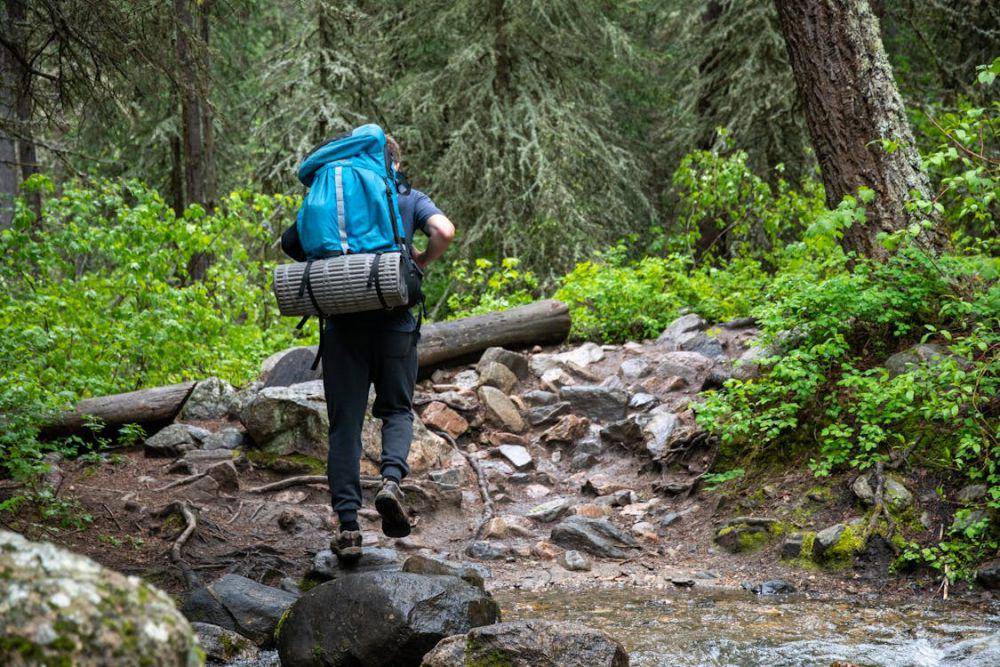 ilustrasi trekking ke curug (pexels.com/j.mt_photography)