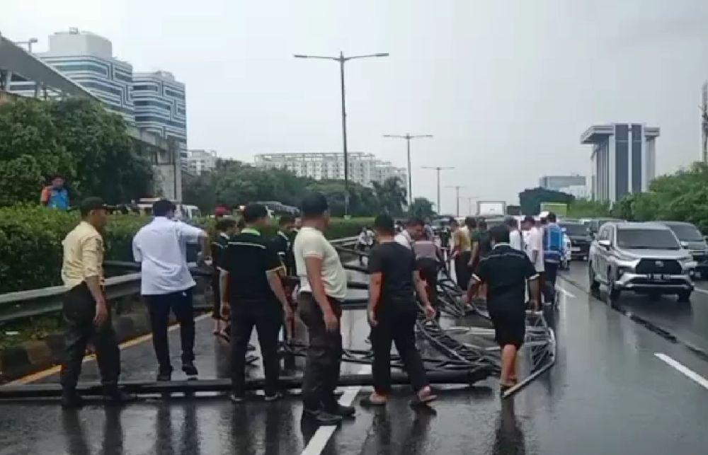 Papan Reklame Roboh di Tol Dalam Kota Pancoran-Cawang, Nihil Korban