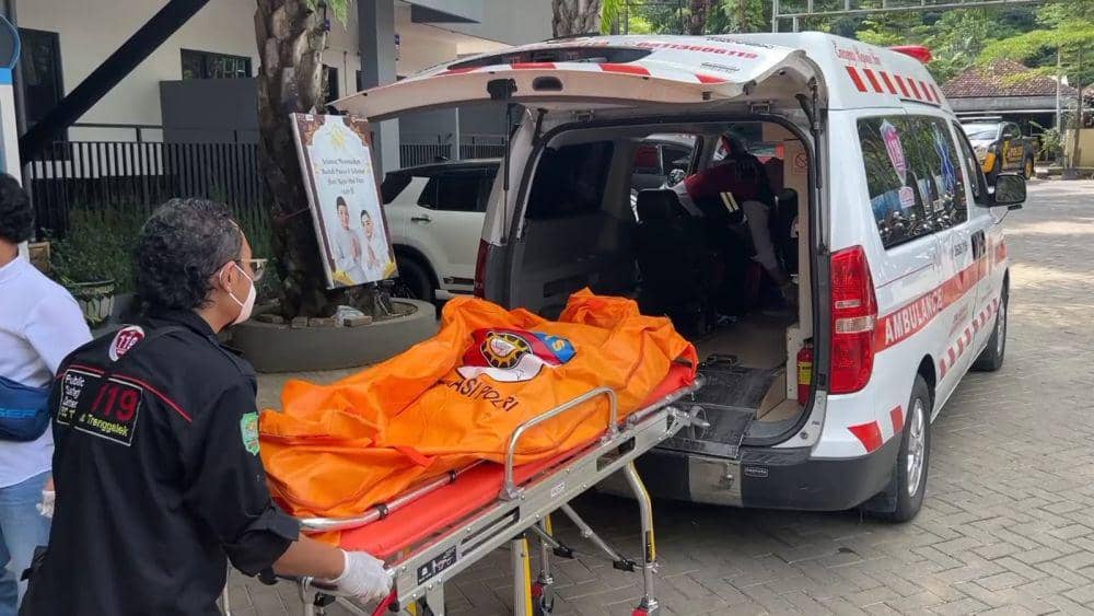 Polisi evakuasi jenazah korban. IDN Times/ istimewa