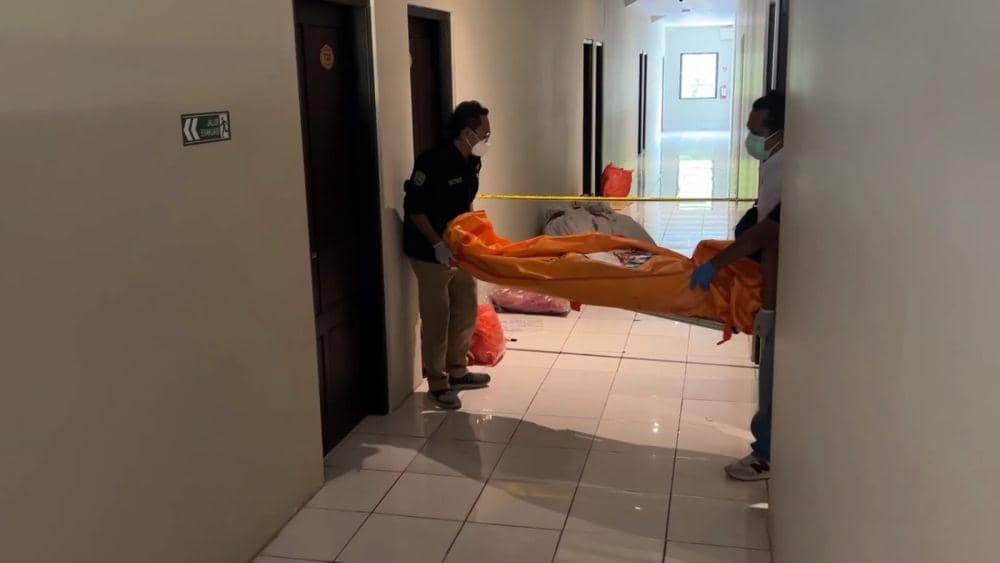Polisi evakuasi jenazah korban dari lokasi kejadian. IDN Times/ istimewa
