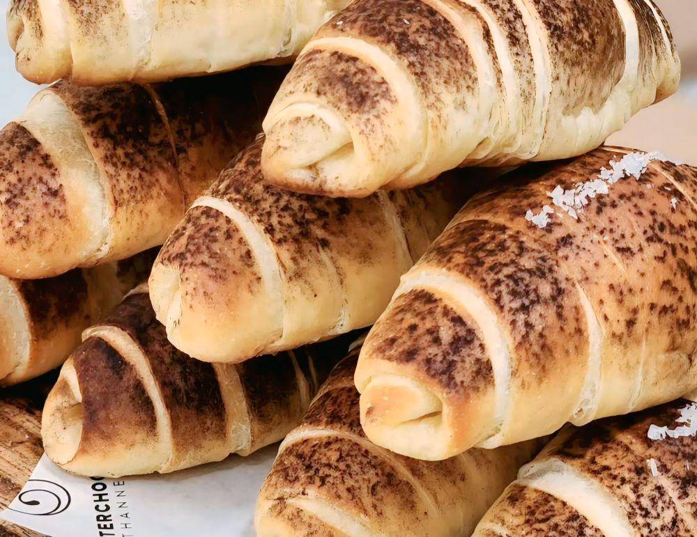 potret hidangan salt bread di Better Chocolate Than Never (instagram.com/betterchocolatethannever)
