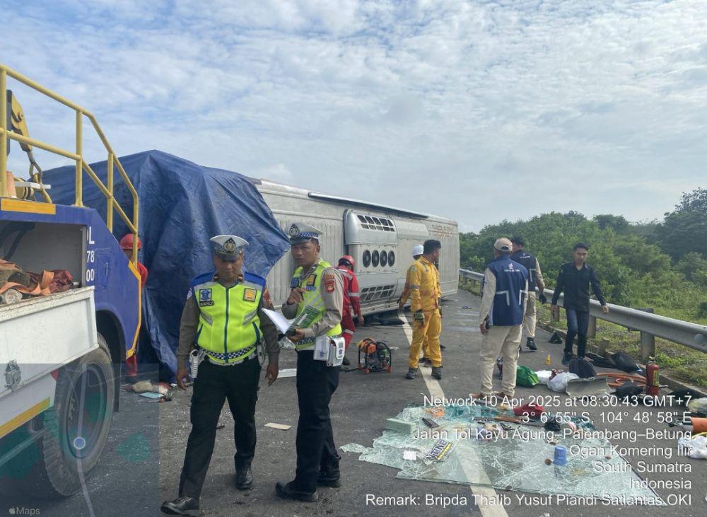 Bus Miyor Tujuan Padang-Jakarta Terbalik di Tol Kayuagung, Kernet Tewas