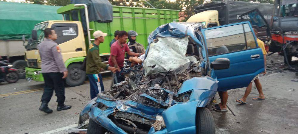 Kecelakaan bus dan mobil di Duduksampean, Gresik, Kamis (10/4/2025). Dok. Polres Gresik