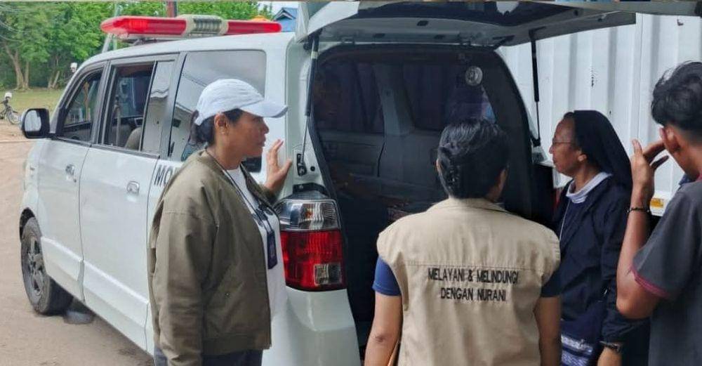 BP3MI NTT menerima pemulangan jenazah PMI NTT dengan ambulance. (Dok BP3MI NTT)