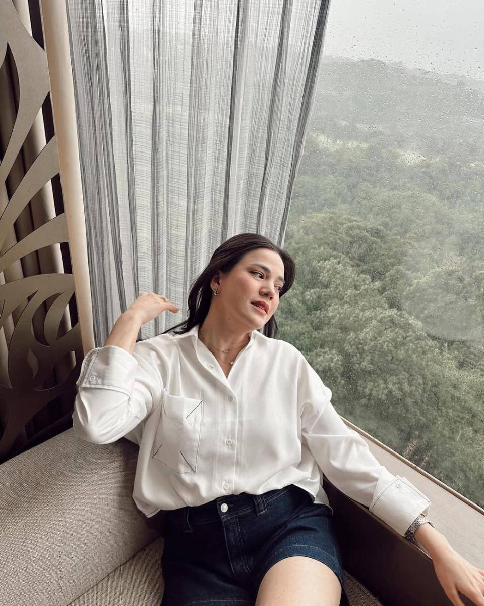 padu padan outfit hitam putih ala Alice Norin (instagram.com/alicenorin)