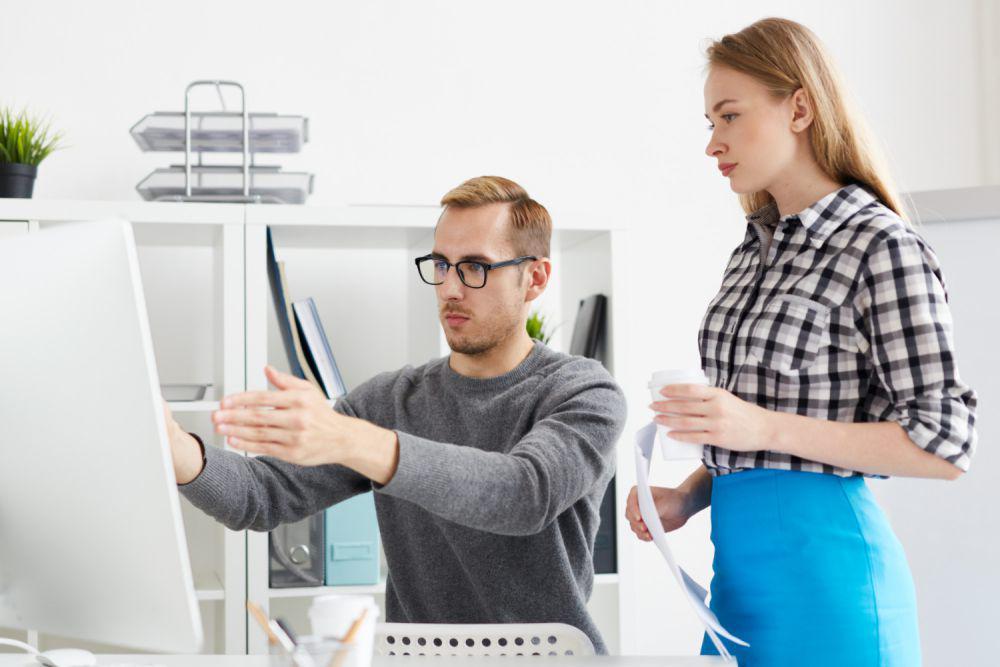 Ilustrasi berdiskusi dengan teman kantor (freepik.com/pressfoto)