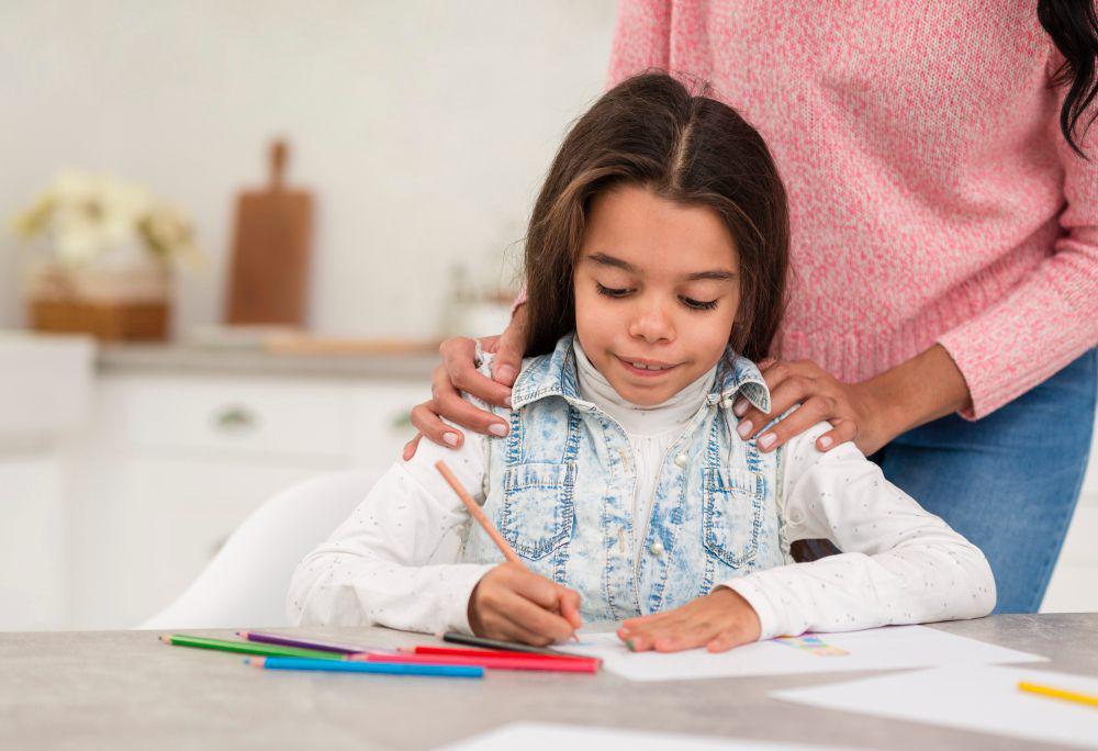 ilustrasi anak menggambar (freepik.com/freepik)