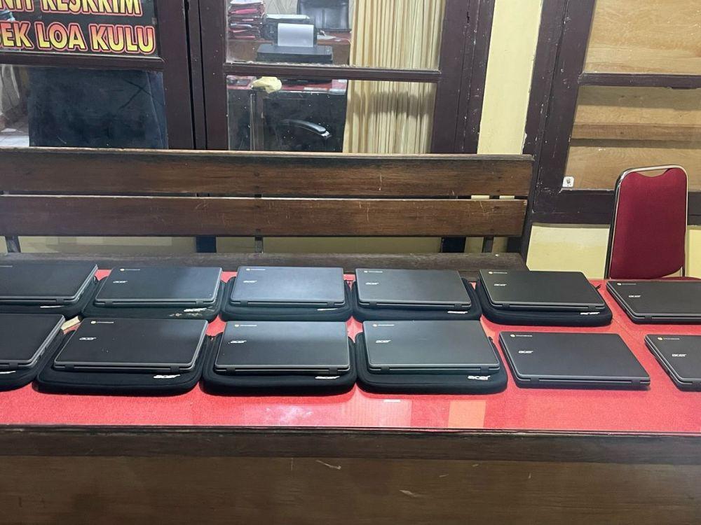 Belasan laptop curian yang disita polisi dari tangan M. (Dok. Polsek Loa Kulu)