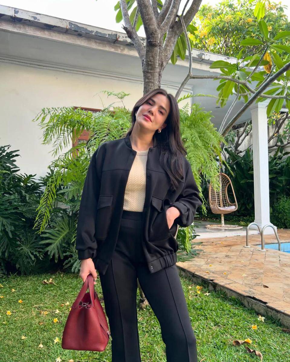 padu padan outfit hitam putih ala Alice Norin (instagram.com/alicenorin)