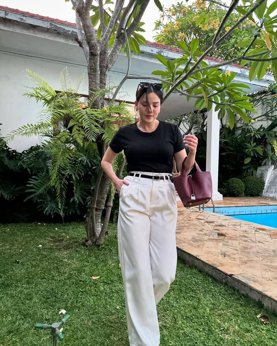 padu padan outfit hitam putih ala Alice Norin (instagram.com/alicenorin)